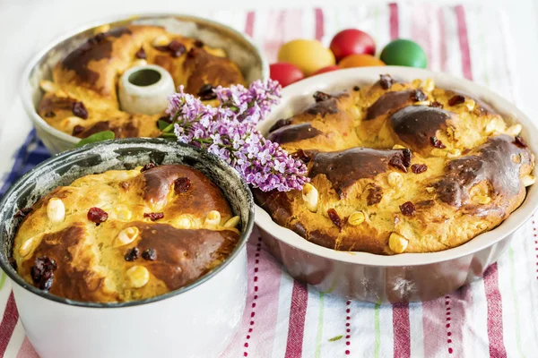 Ev yapımı tatlı Paskalya ekmek ve boyalı yumurta