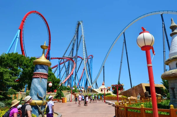 Salou, İspanya - 10 Haziran: Roller Coaster İspanya Port Aventura eğlence parkı içinde.