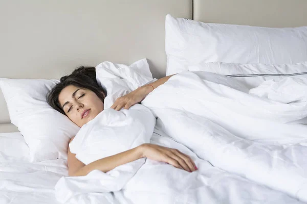 Giovane Donna Che Dorme Bianco Comodo Letto — Foto Stock