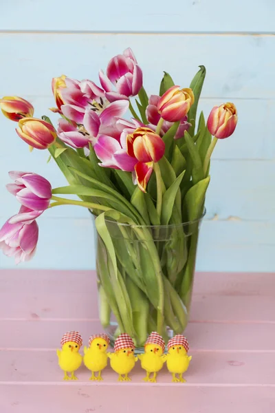 Decoración Pascua Con Tulipanes Huevos Pollos — Foto de Stock