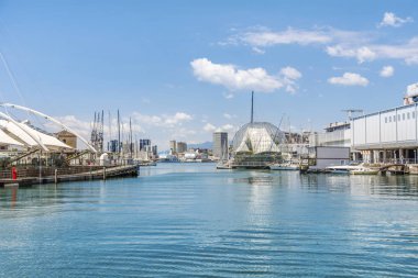 Genoa, İtalya-Haziran 27,2018: eski liman Cenova tekneler ve şehir manzaralı
