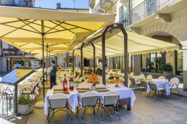Como, İtalya, 27 Haziran 2018: İtalyan restoranı Beyaz şemsiye ile tam kişi İtalya ile 