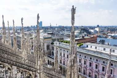 Üstten görünüm Duomo di Milano, Milan Kilisesi çatı'Lombardy, İtalya