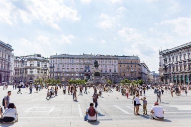 Milan, İtalya-Haziran 27,2018: Piazza del Duomo, Milan, İtalya şehir antik geleneksel binalar ile.