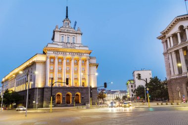 Sofia, Bulgaristan - 30 Ağustos 2018: Sofya, Bulgaristan Bakanlar Geceleri ışıkları ile Largo olarak bilinen