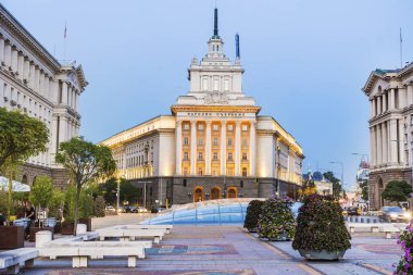 Sofia, Bulgaristan - 30 Ağustos 2018: Sofya, Bulgaristan Bakanlar Geceleri ışıkları ile Largo olarak bilinen