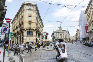 Milan, İtalya-Haziran 27,2018: Milan, İtalya'nın moda başkentinde Italy.Traffic şehir antik geleneksel binalar ile Main Street  