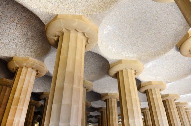 Barcelona, İspanya - 15 Haziran 2016: The Colonnade or Hall with Inclined Columns in Park Guell 