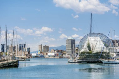 Genoa, İtalya-Haziran 27,2018: eski liman Cenova tekneler ve şehir manzaralı