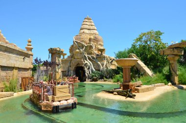 Salou, İspanya - 10 Haziran 2016: Angkor Bölgesindeki Port Aventura Eğlence Parkı ve Su Cazibesi 