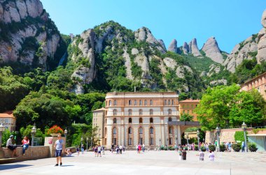 Montserrat, İspanya - 22, Haziran 2016: Santa Maria de Montserrat Manastırı ve dağlar büyük kayalar İspanya, Catalonia 