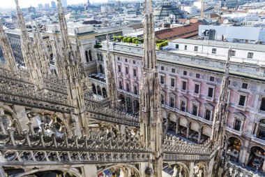 Üstten görünüm Duomo di Milano, Milan Kilisesi çatı'Lombardy, İtalya