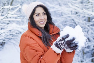 Bir kış Snowy orman içinde güzel gülümseyen genç kadın. Kış tatili