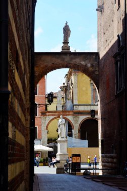 Verona, İtalya - 25 Haziran 2016: Piazza delle Erbe Verona, İtalya