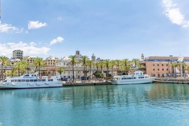 Genoa, İtalya-Haziran 27,2018: eski liman Cenova tekneler ve şehir manzaralı