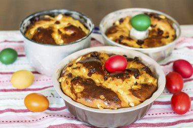 Ev yapımı tatlı Paskalya ekmek ve boyalı yumurta