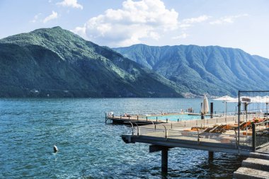 Tremezzo, Como Gölü/İtalya - 25 Haziran 2018: Como Gölü, Lombardiya, İtalya yüzme havuzunda