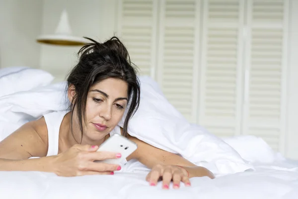 Mujer Joven Triste Hablando Por Teléfono Cama —  Fotos de Stock