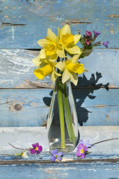 Bouquet Narcissus Flowers Glass Vase Blue Wooden Background — Stock Photo, Image