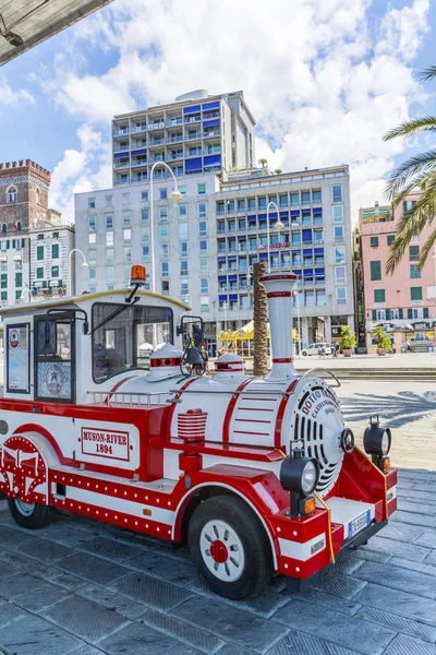 Cenova, İtalya: Haziran 24,2018: Kırmızı şehir Tur Servisi tren. City konumlar keşfetmek turist turistik tren 