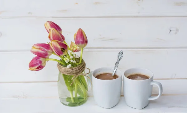 Filiżanek Kawy Bzu Tulipany Dzień Dobry — Zdjęcie stockowe