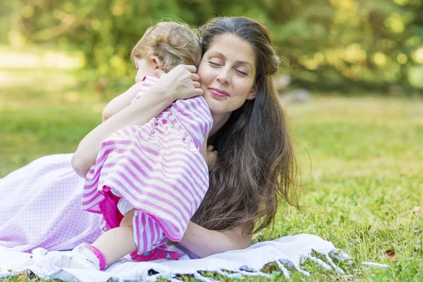 Mãe Feliz Com Sua Menina Parque Verão Mãe Filha Família — Fotografia de Stock