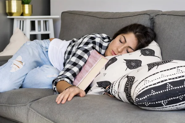 Femme Fatiguée Dormant Avec Livre Dans Les Mains Canapé Dans — Photo