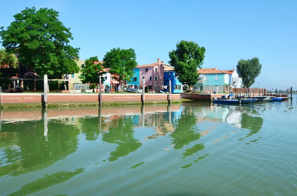 ブラーノ島 イタリア 2016 カラフルな家やブラーノ島にボートで運河に近いヴェネツィア イタリア — ストック写真