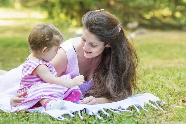 Mãe Feliz Com Sua Menina Parque Verão Mãe Filha Família — Fotografia de Stock