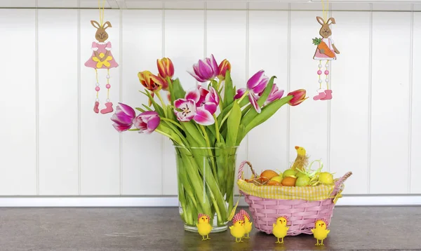 Пасхальное Украшение Тюльпанами Яйцами Курами — стоковое фото