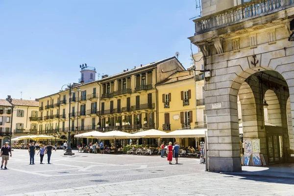 イタリアのコモ 2018 黄色の建物とパラソルが備わるメイン広場 — ストック写真
