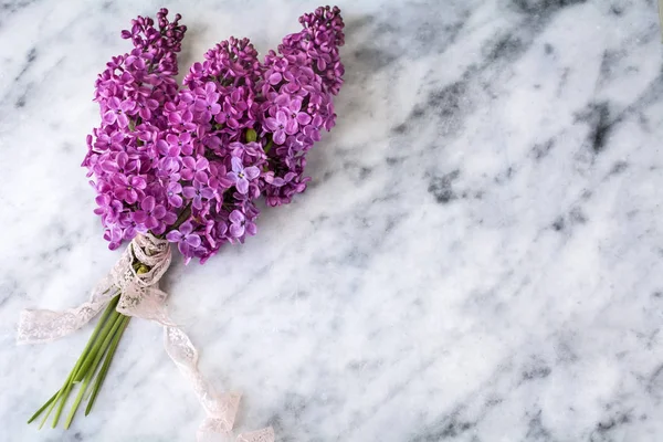 Piękne Fioletowe Kwiaty Bzu Różową Wstążką Białym Tle Marmurowych Widok — Zdjęcie stockowe