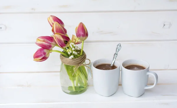 Dwie Filiżanki Kawy Mlekiem Bukiet Tulipanów Liliowy Białym Tle Drewnianych — Zdjęcie stockowe