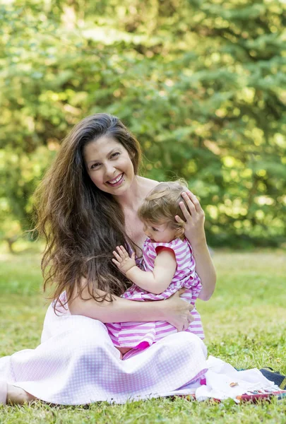 Mãe Feliz Com Sua Menina Parque Verão Mãe Filha Família — Fotografia de Stock