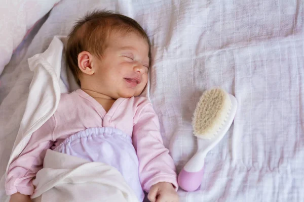 Uyuyan yeni doğmuş bebek 