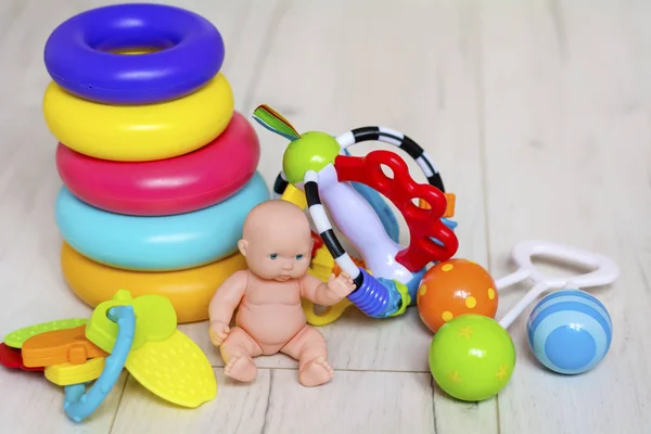 Ahşap Bebek Oyuncak Ahşap Arka Plan Üzerinde Çocuk Geliştirme Kavramı — Stok fotoğraf