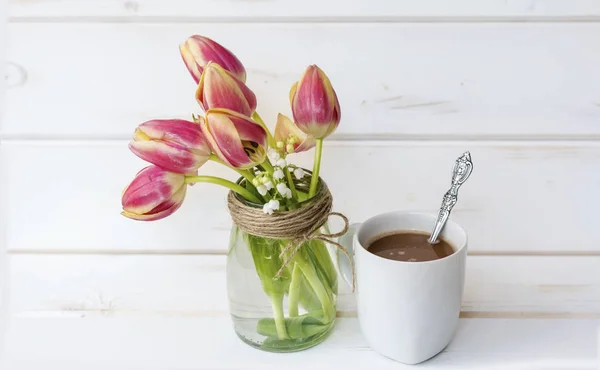 Taza Café Ramo Tulipanes Sobre Fondo Madera Blanca — Foto de Stock