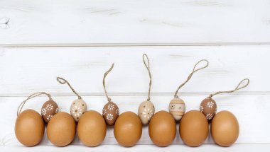 Beyaz ahşap zemin üzerinde Paskalya yumurtaları