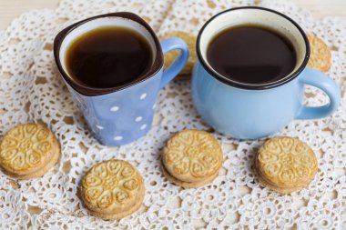 bardak kahve ve yulaflı bisküvi
