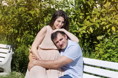 Genç çift bebek bekliyor.