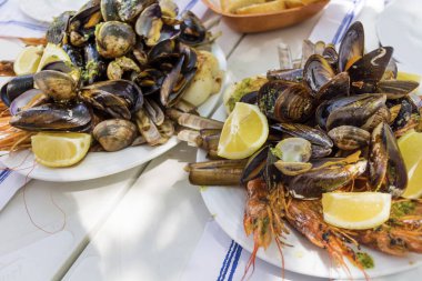 maydanoz, sarımsak ve limon ile mix kabuklu deniz ürünleri ve baharatlı karides pişmiş