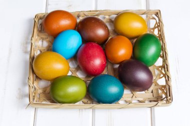 Paskalya yumurtaları ahşap arka plan üzerinde sepet
