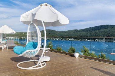 Lüks Salonu salıncak sandalye güzel deniz manzaralı