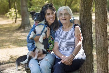 Onun torunu ve onların köpek Park.Family köpek ile mutlu kıdemli kadınla