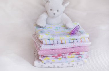 Bebek bezi ve oyuncak ayı peluş oyuncak yığını