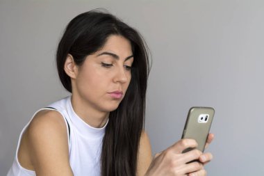 cep telefonu kullaranarak güzel üzgün genç kadın