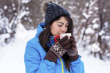 Güzel kadın kış Mountain.Winter tatil sıcak çay içme
