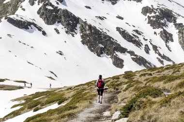 Dağlarda yürüyüş yapan insanlar