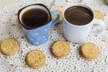 bardak kahve ve yulaflı bisküvi