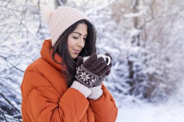 Güzel kadın kış Mountain.Winter tatil sıcak çay içme